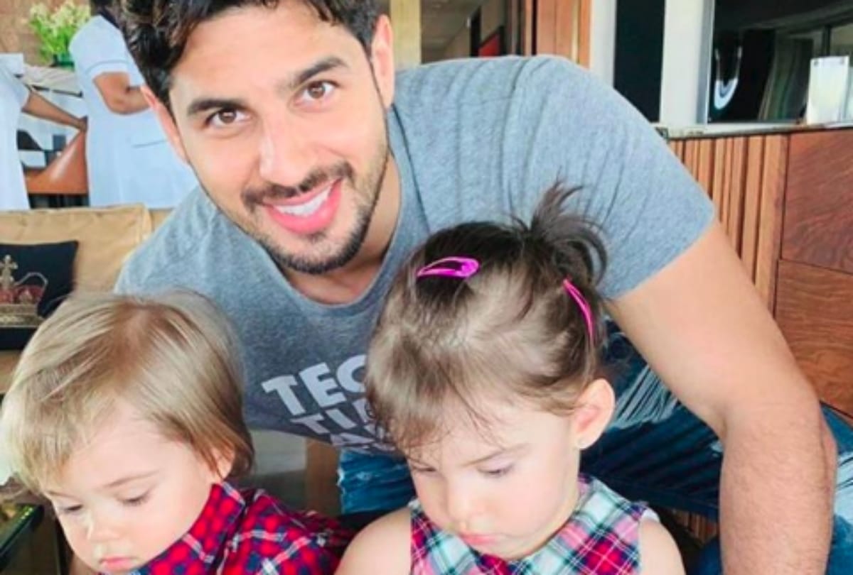 sidharth malhotra share picture with karan johar twins