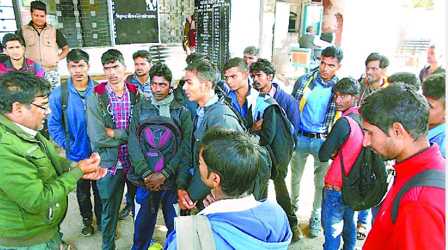 vaahan nahin milane se pareshaan yuvakon ne kiya pradarshan