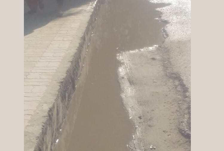 एक माह में ब्लॉक हो गईं निकासी नालियां