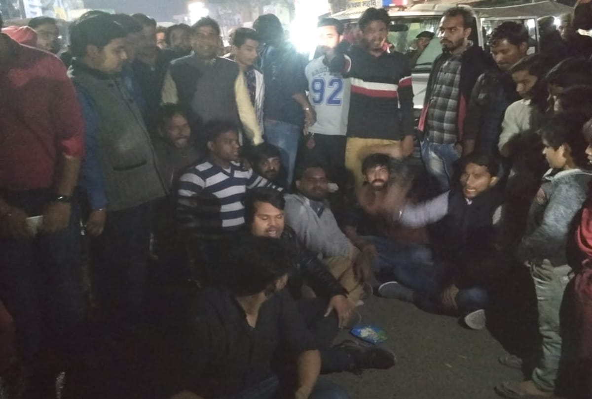 Controversy between police and ABVP leader during vehicle checking in Aligarh