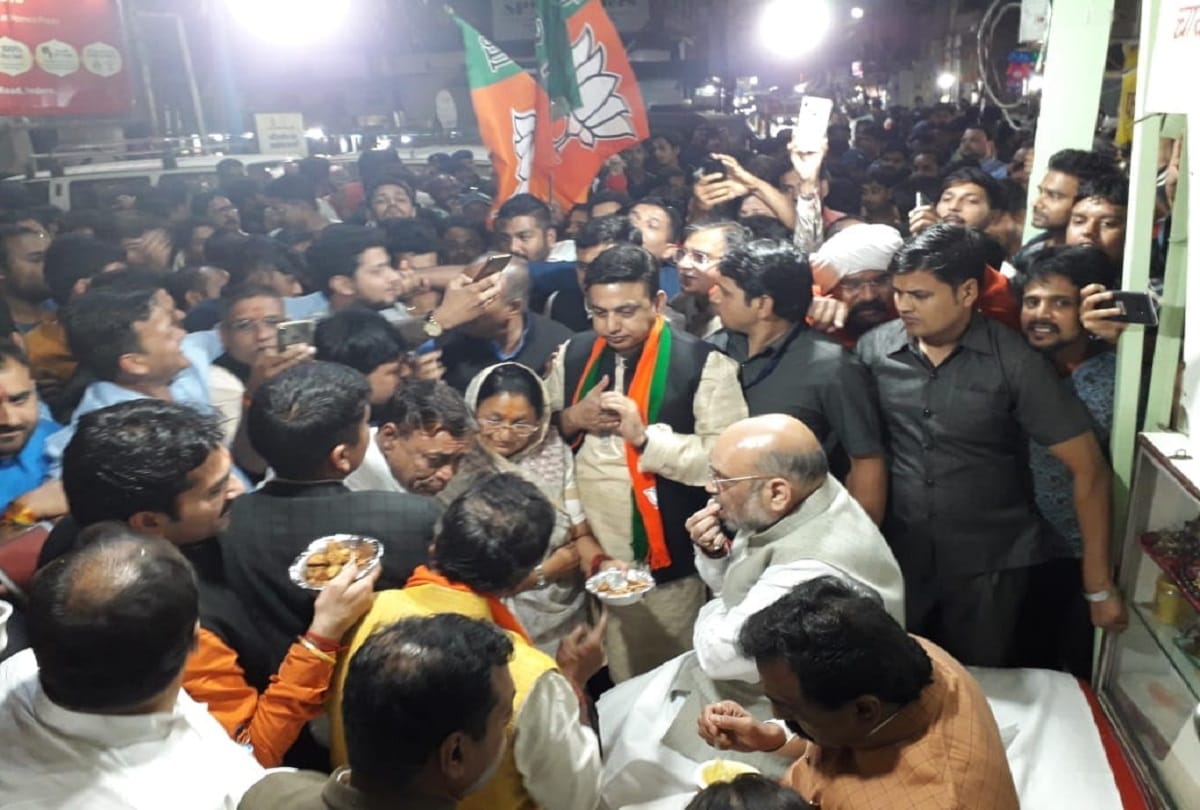 madhya pradesh assembly election 2018: Amit shah and rahul gandhi tastes local cuisine