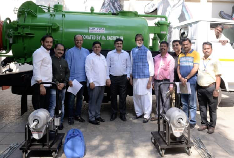 Amitabh Bachchan given 25 machines to manual scavengers association