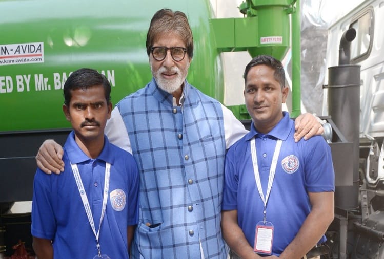Amitabh Bachchan given 25 machines to manual scavengers association