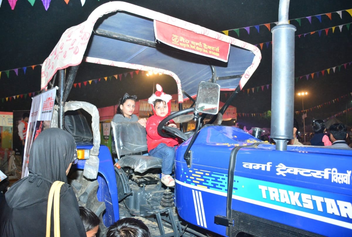 atal gaon attracts people in lucknow mahotsav