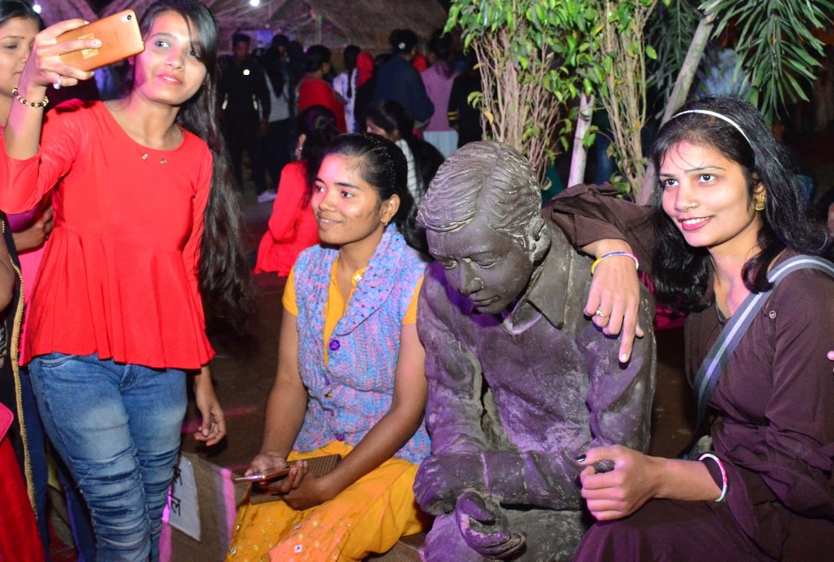 atal gaon attracts people in lucknow mahotsav