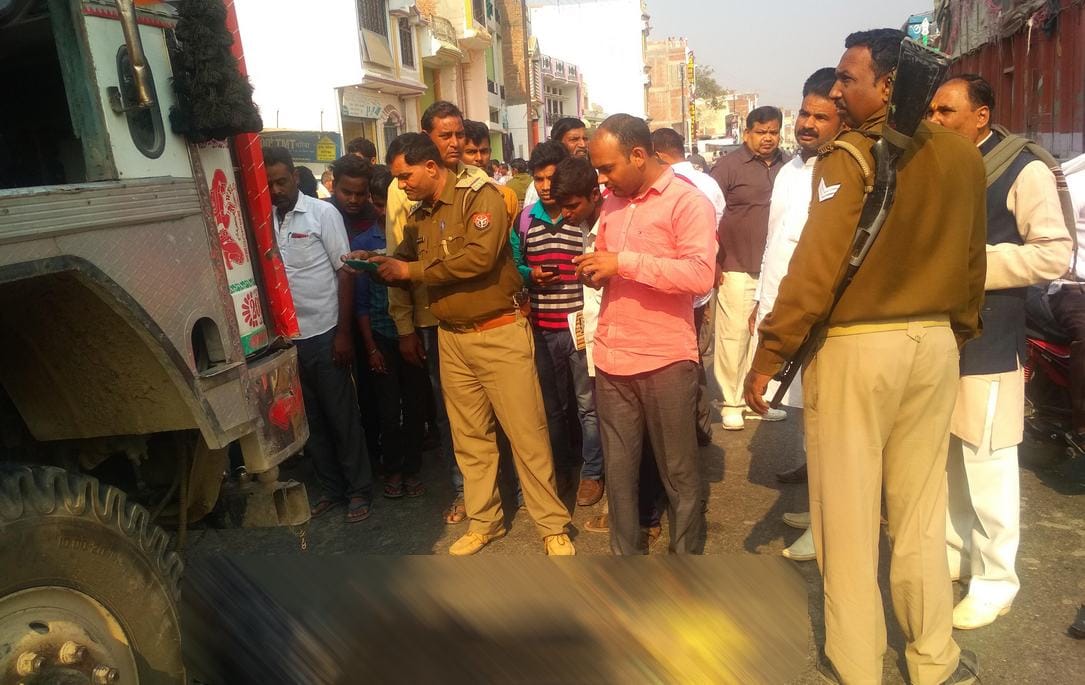 Daroga wife killed in road accident at azamgarh