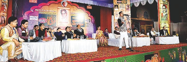 सर्द रात में तालियों की गड़गड़ाहट ने भरी गरमाहट