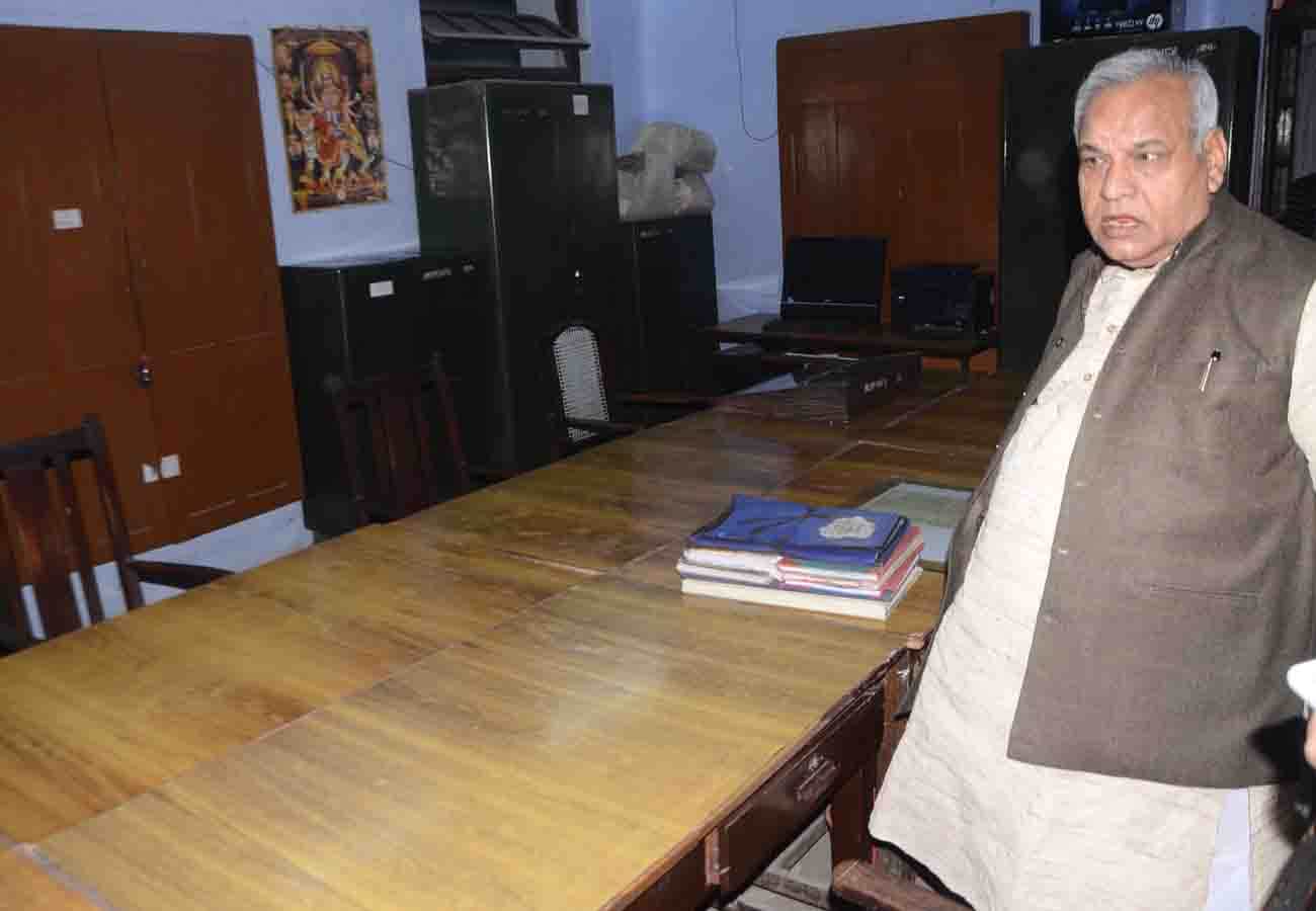 Minister Satyadev Pachauri Surprise inspection in directorate of industries