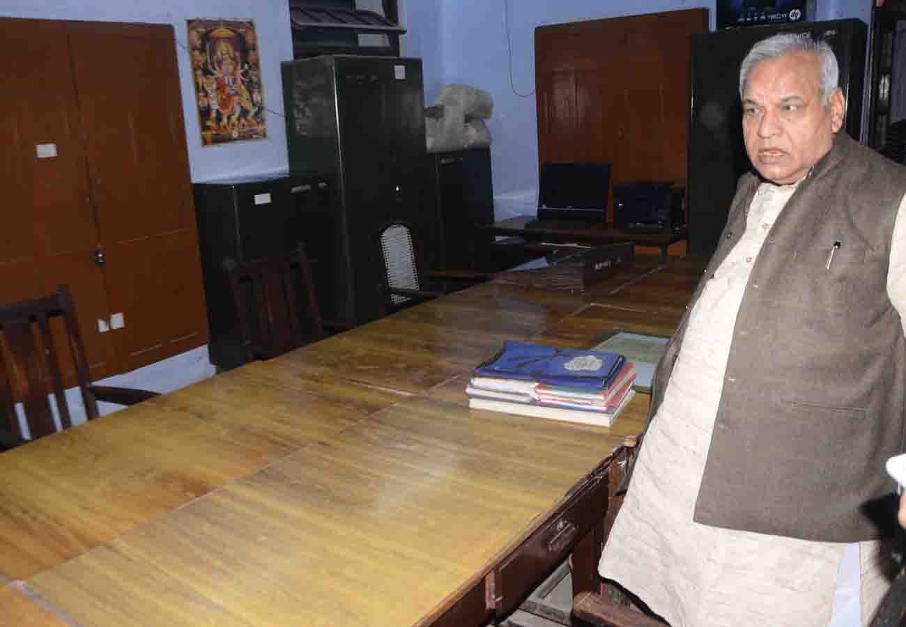 Minister Satyadev Pachauri Surprise inspection in directorate of industries