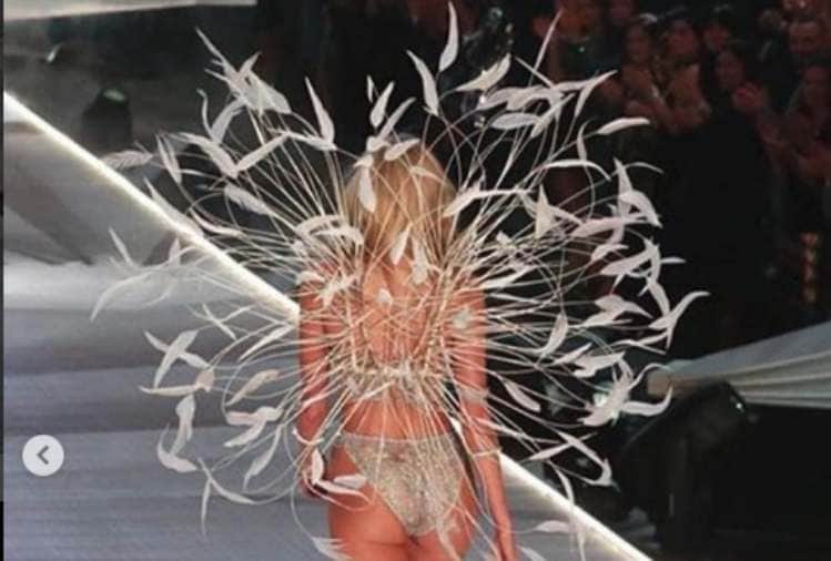elsa hosk ramp walk in expensive bikini worth rupee 7 crore