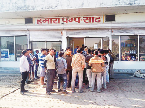 पंप पर झगड़े की सूचना पर जमा भीड़।