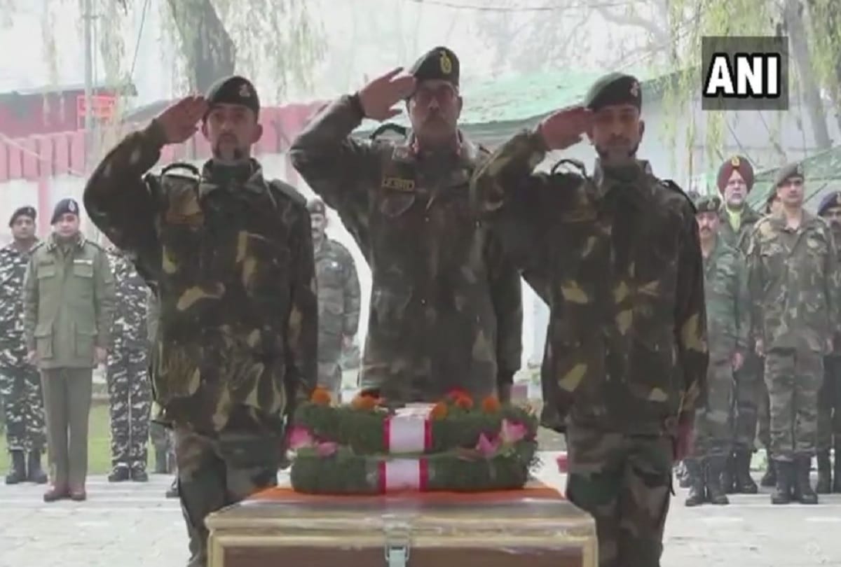 indian army gave tribute to martyred Naik Nazir Ahmad in shopian encounter jammu kashmir