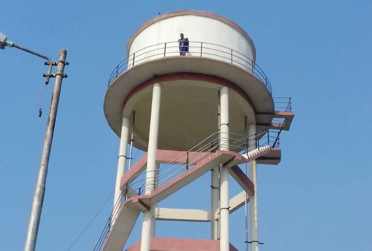 two women climbed on water tank in agra sadar tehsil