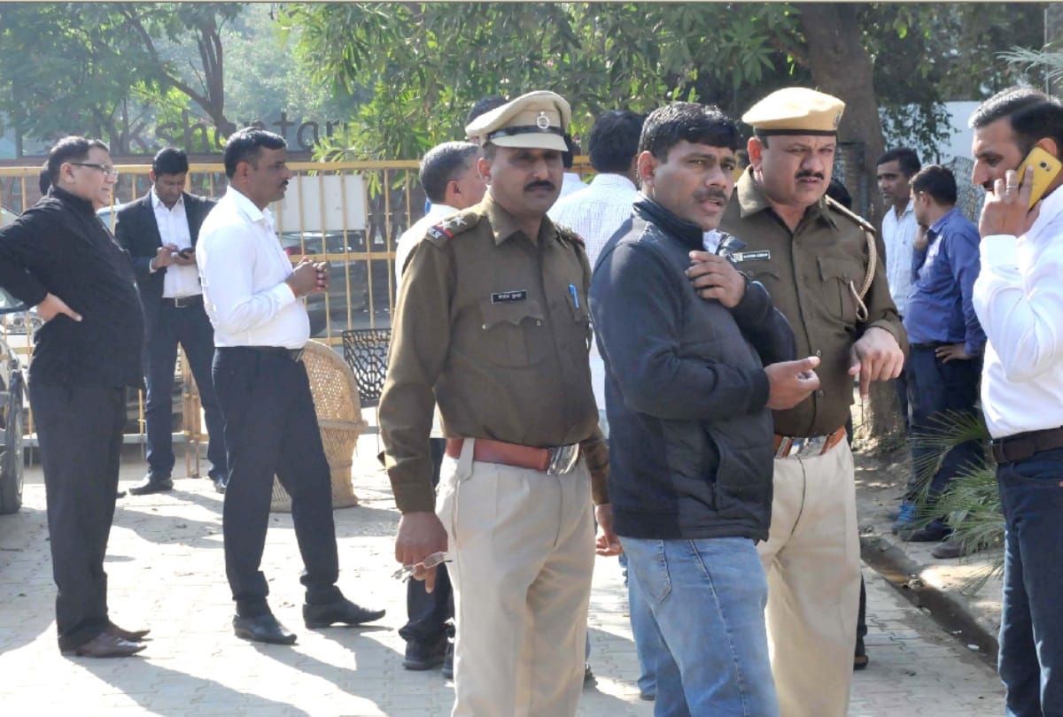 full Armed miscreants looted 37 lakhs in gurugram