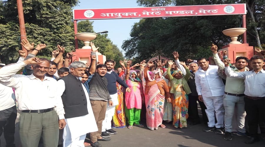 Meerut, Protest on commissioner office, slogans against BJP MLA