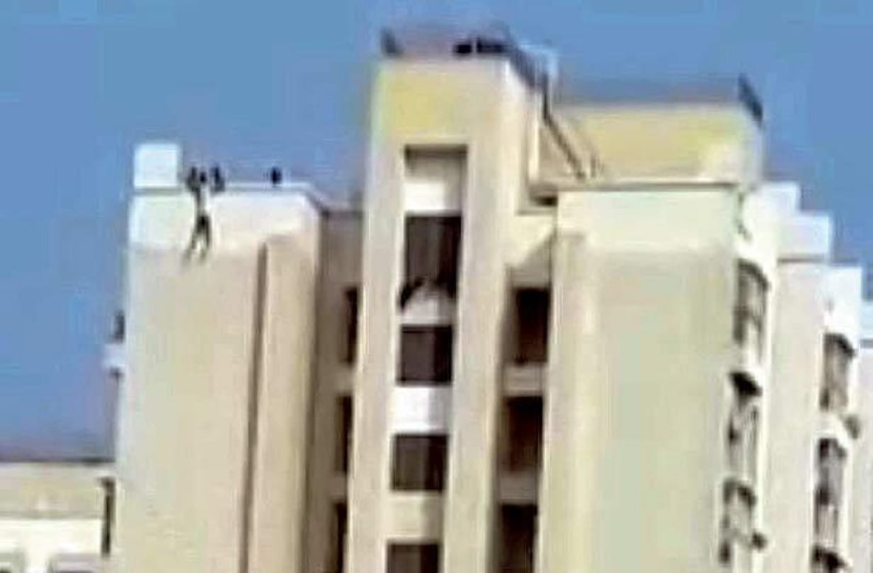 girlfriend Saves her lovers Life After He Jumps From High-Rise In mumbai