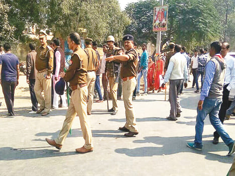 उत्तेजित लोगों को समझाते पुलिस अफसर