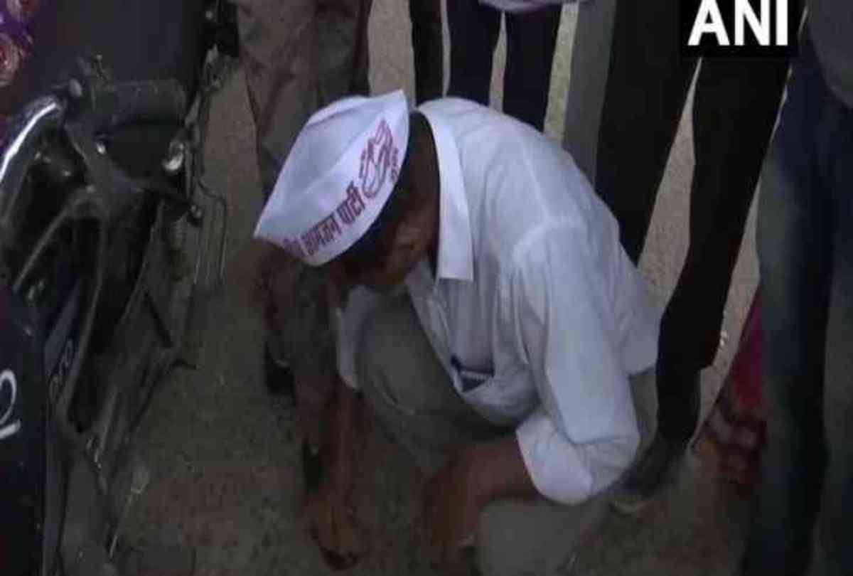 Madhya pradesh assembly election 2018: Aamjan Party candidate polishing shoes to woo voters