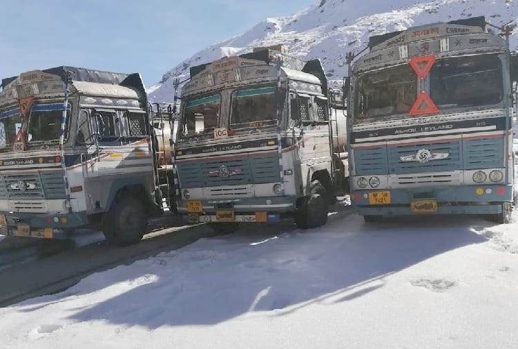 छुरपक पहुंचे तेल से भरे तीन टैंकर