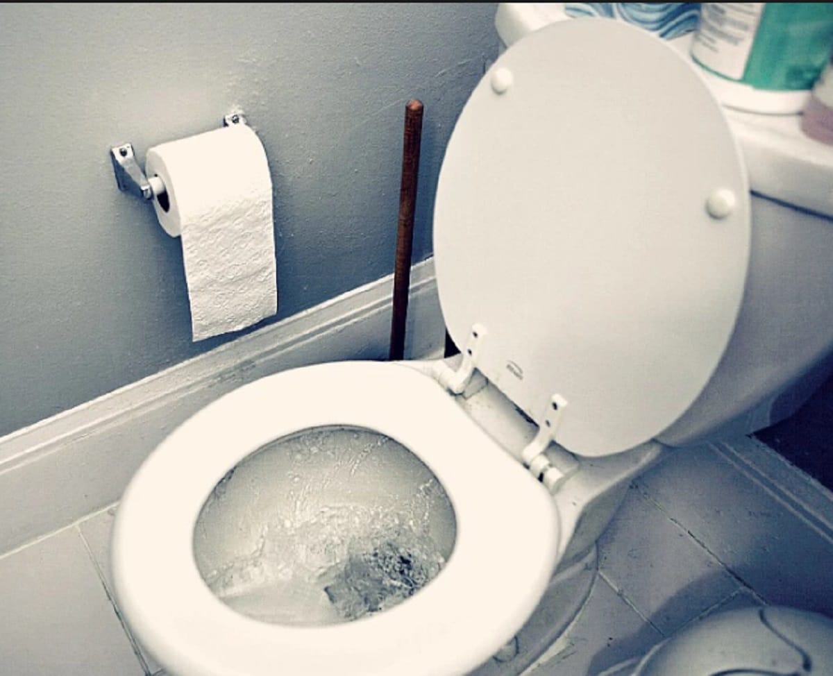 avoid uti women should apply these tips in public toilet