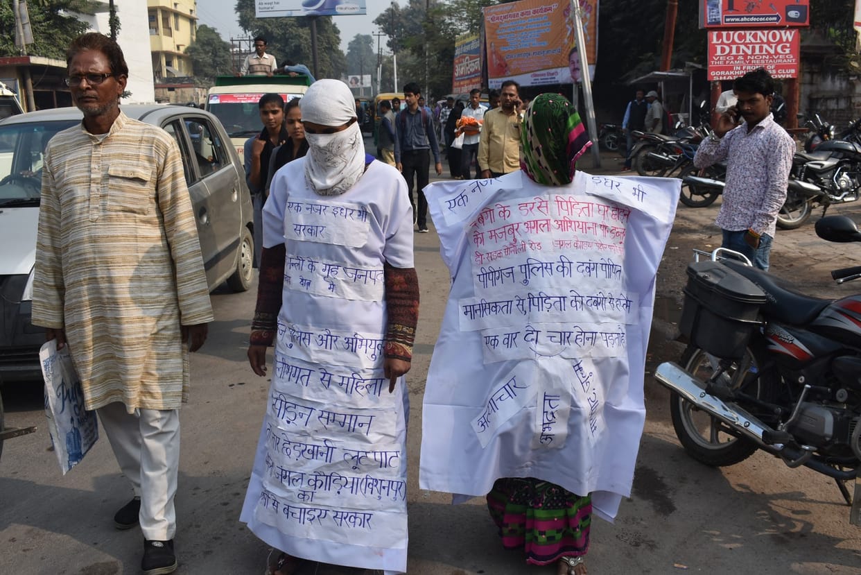 मनबढ़ों के डर से मां-बेटी दर-बदर