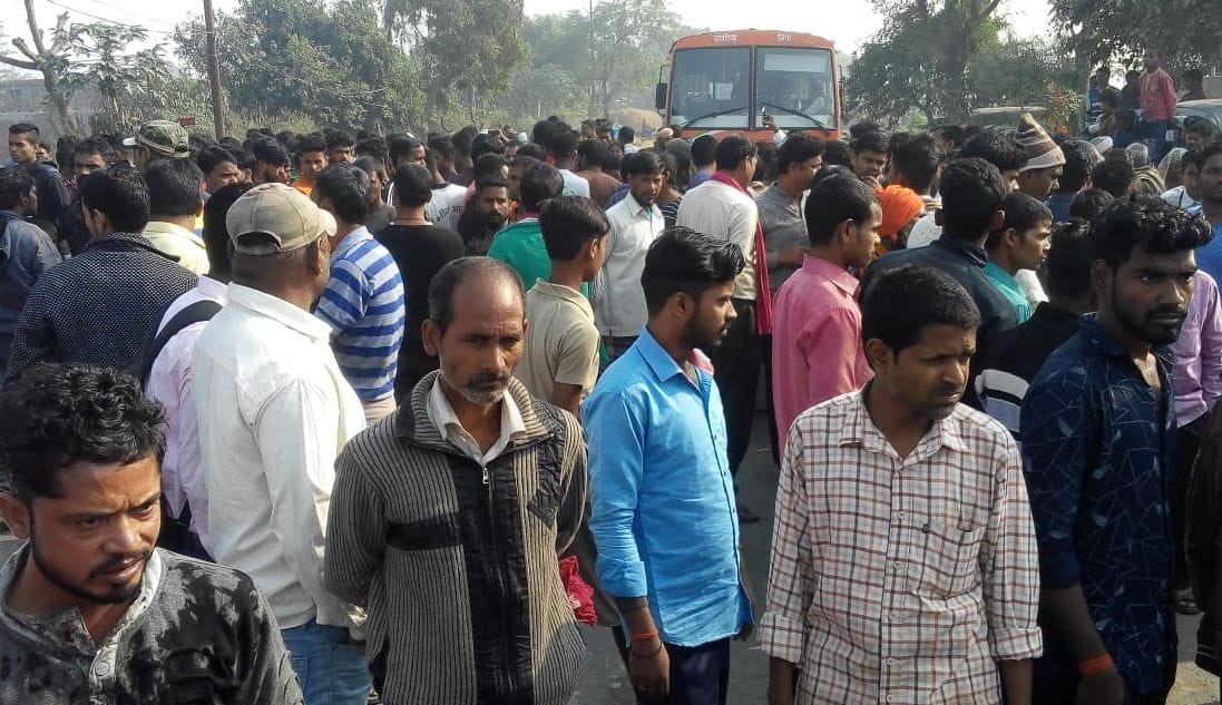 सड़क पर छात्र का शव रखकर ग्रामीणों ने लगाया जाम