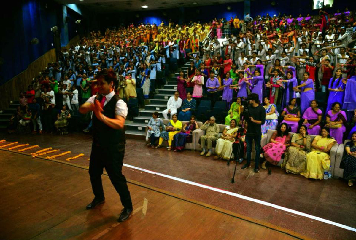 Aparna Rajawat giving training to girls for self defense