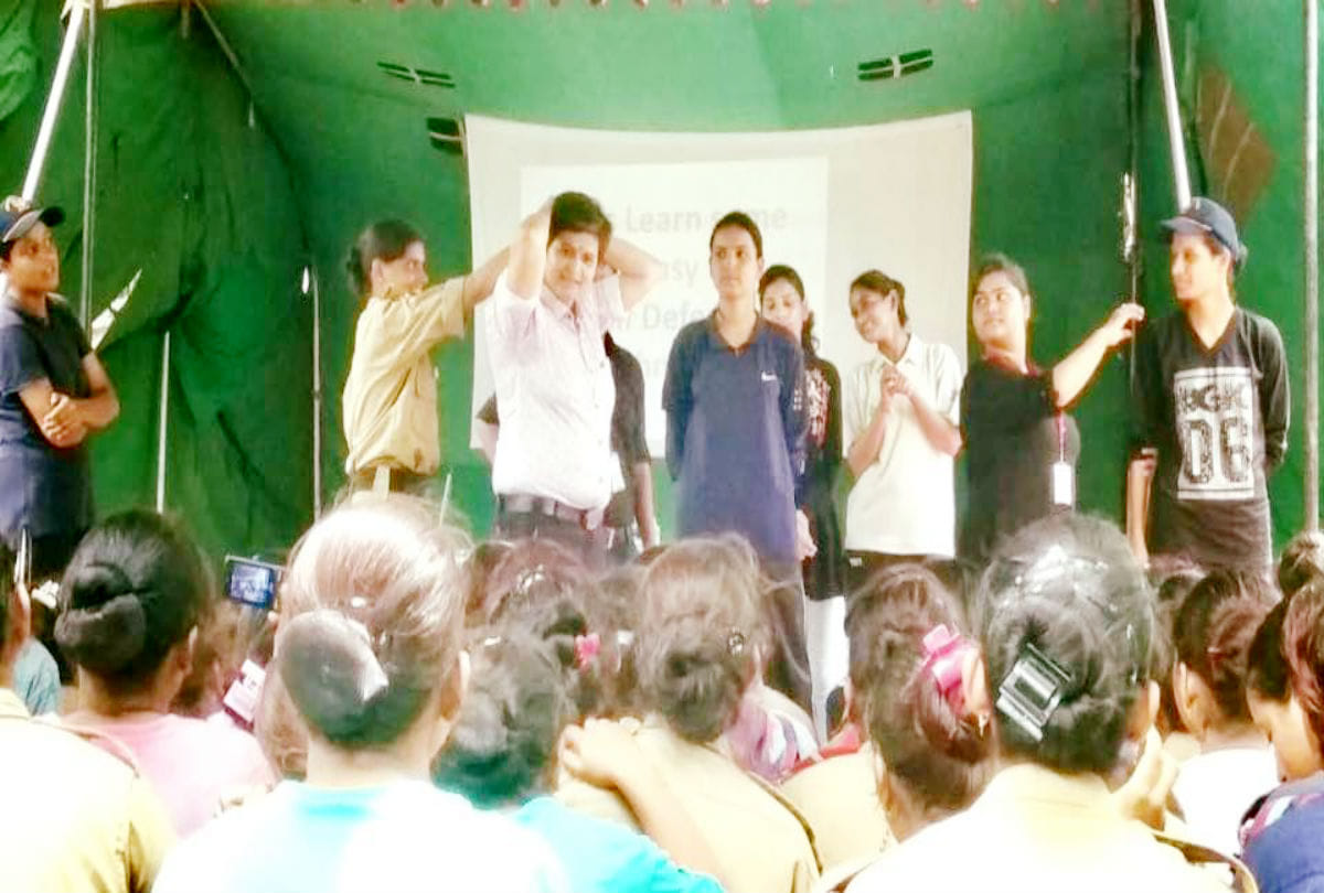 Aparna Rajawat giving training to girls for self defense