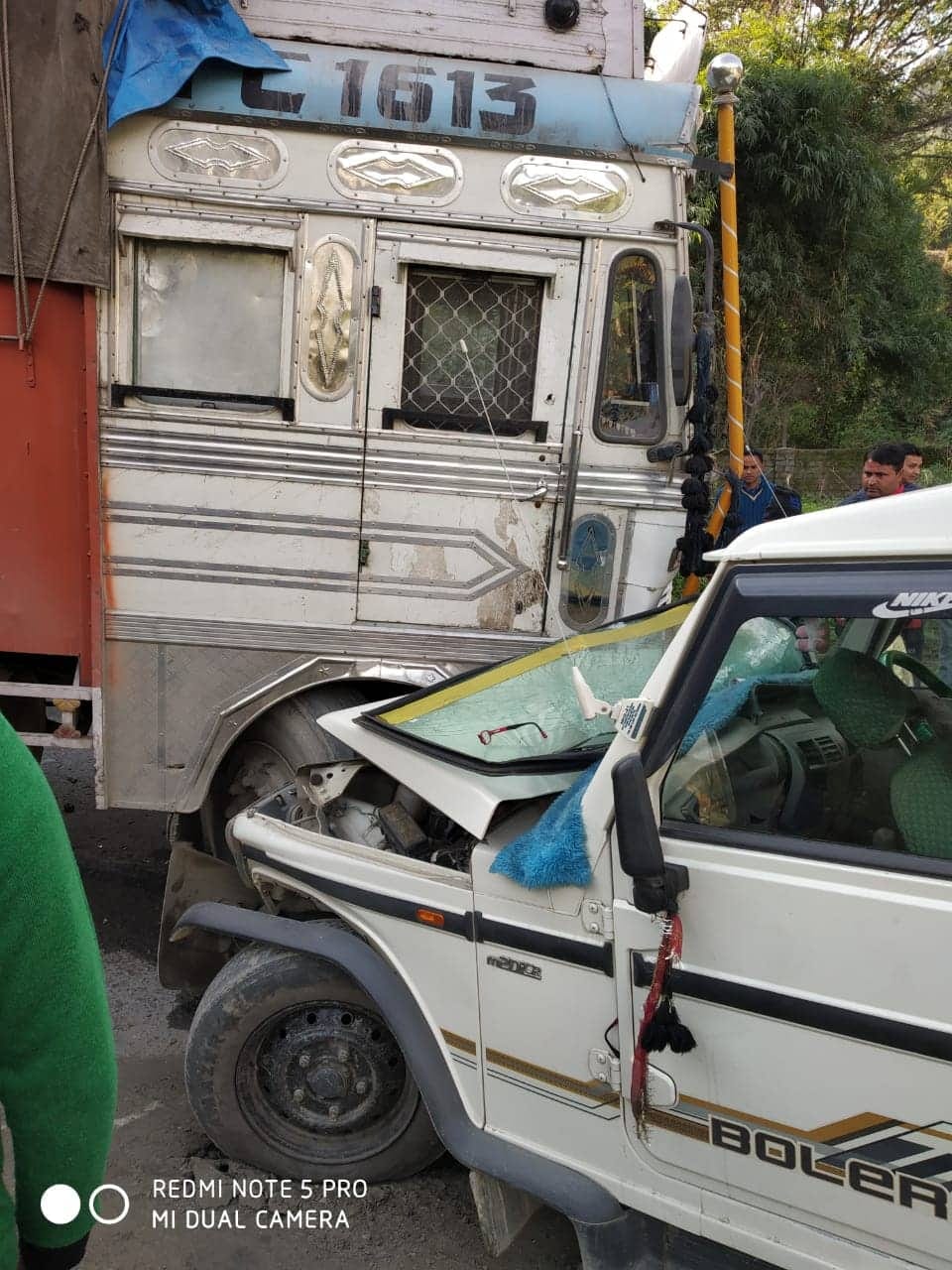 सड़क हादसों में दो की मौत, एक गंभीर घायल