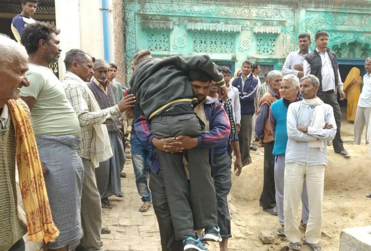 young man killed, two critical by drinking poisonous raw alcohol in mainpuri