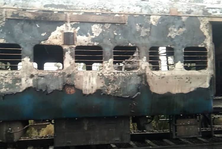 Indian Railway, Burning Train, Huge Fire in Kalka Hawra Express Train
