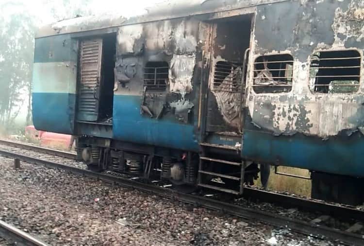 Indian Railway, Burning Train, Huge Fire in Kalka Hawra Express Train
