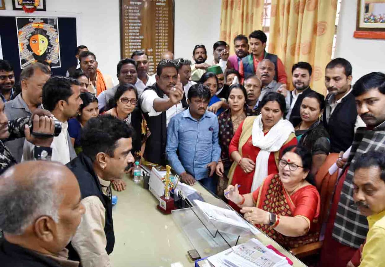  76 parshad gave resignation against corruption in kanpur