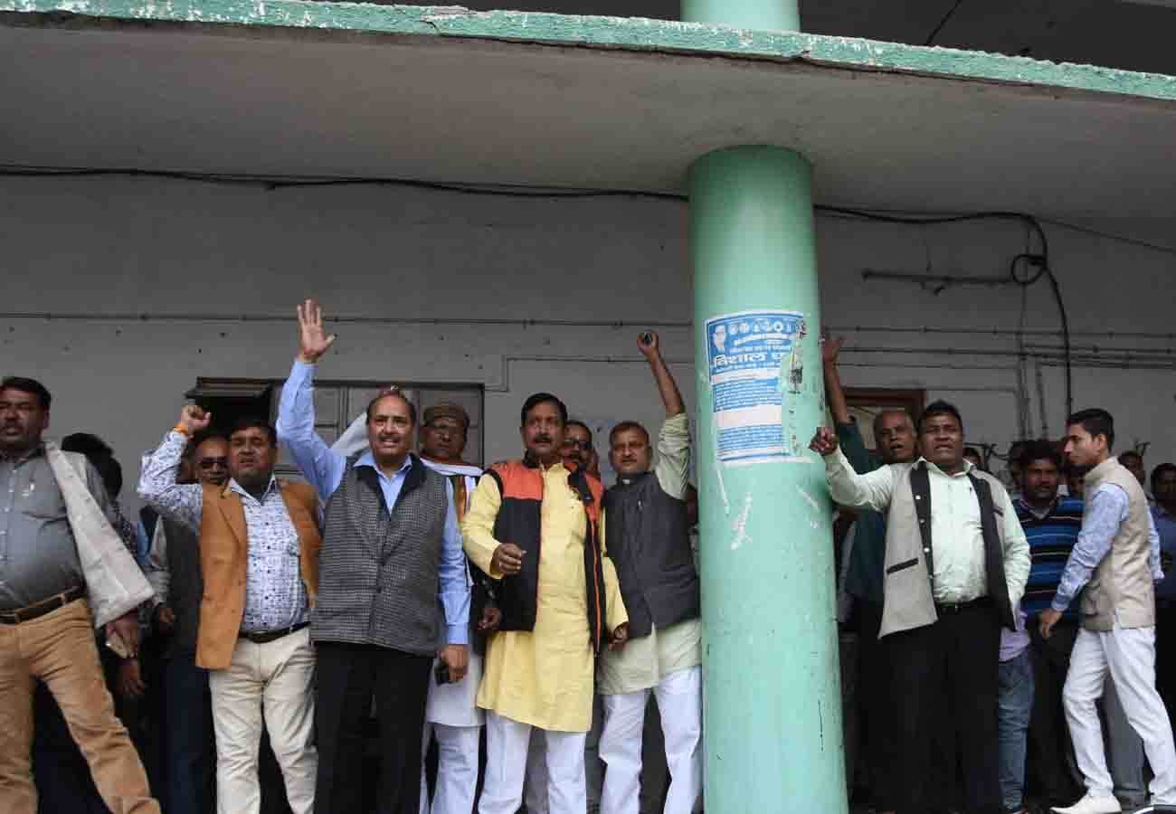  76 parshad gave resignation against corruption in kanpur