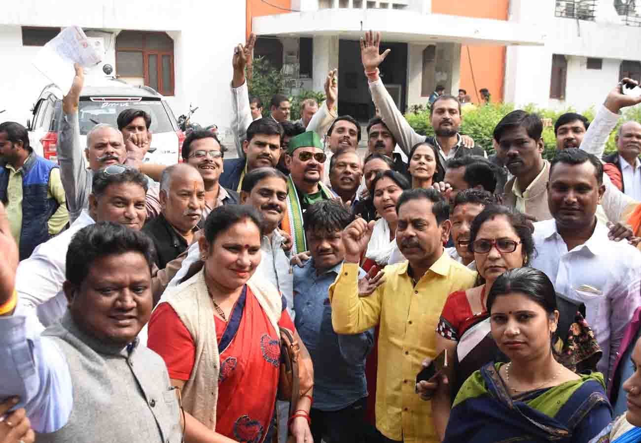  76 parshad gave resignation against corruption in kanpur