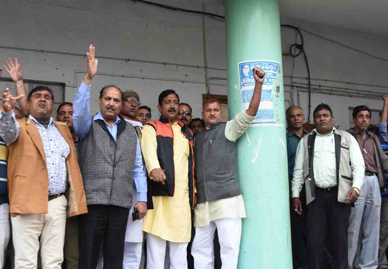  76 parshad gave resignation against corruption in kanpur