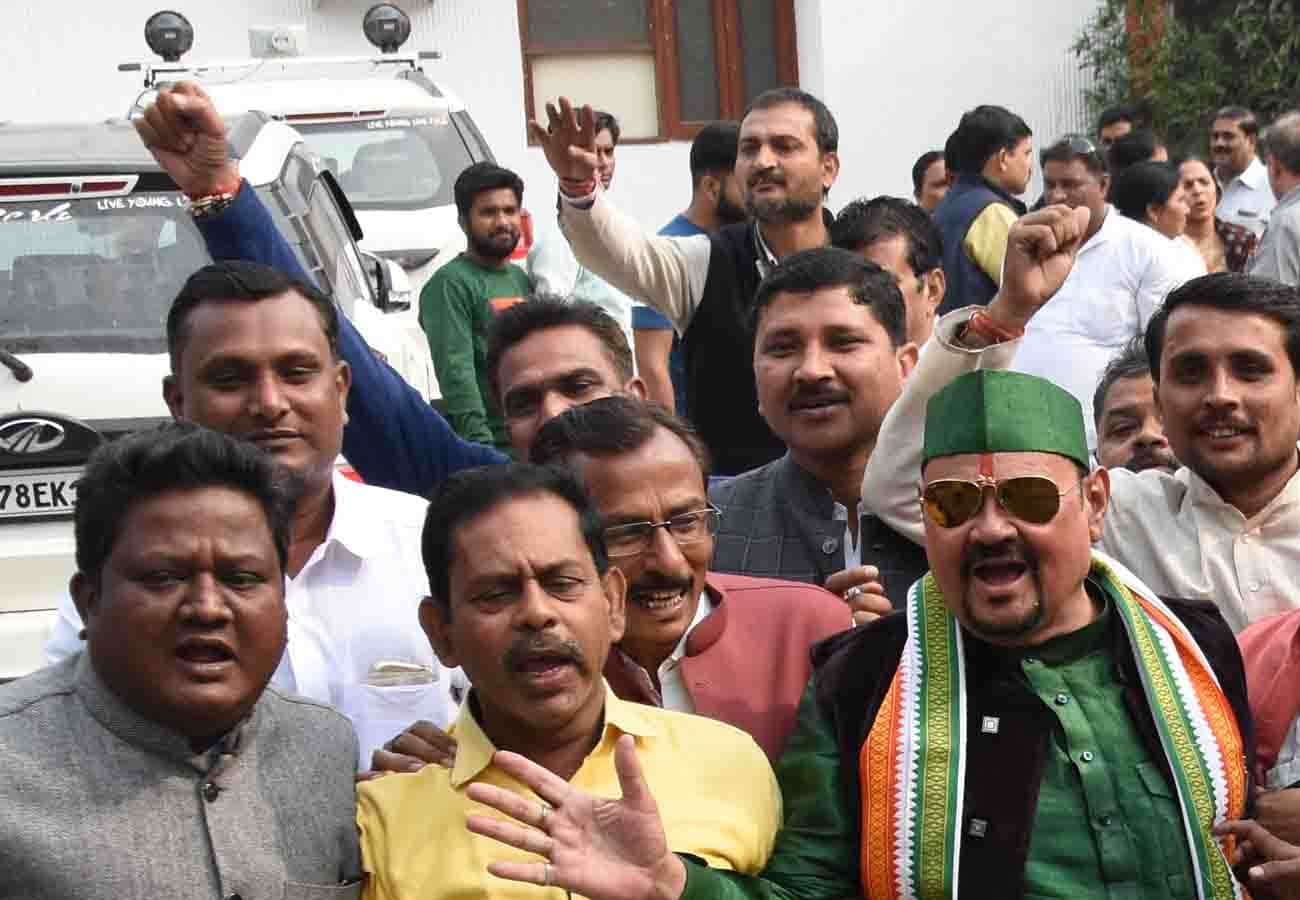  76 parshad gave resignation against corruption in kanpur