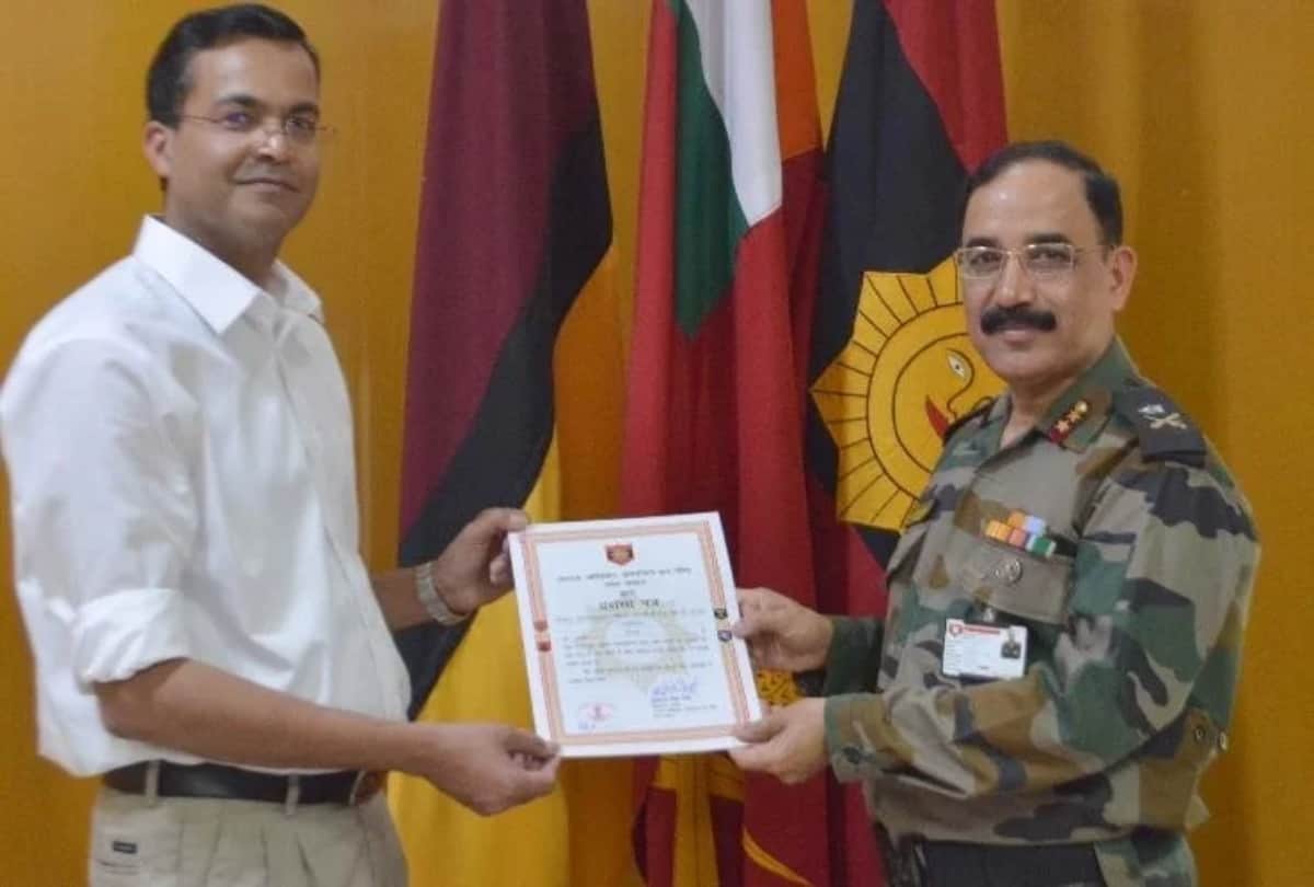 Lucknow Doctor Treats Soldiers For Free, Special message is written