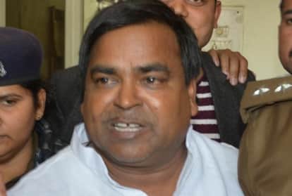 पूर्व कैबिनेट मंत्री गायत्री प्रसाद प्रजापति