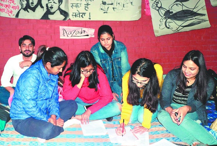 Kanupriya Walkout from Meeting on 24 Hours Girls Hostal Meeting Issue