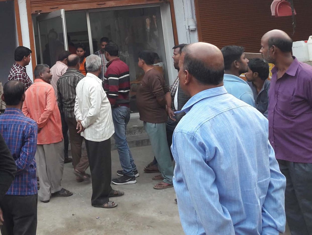 जमा धन वापस न होने से नाराज उपभोक्ताओं का हंगामा