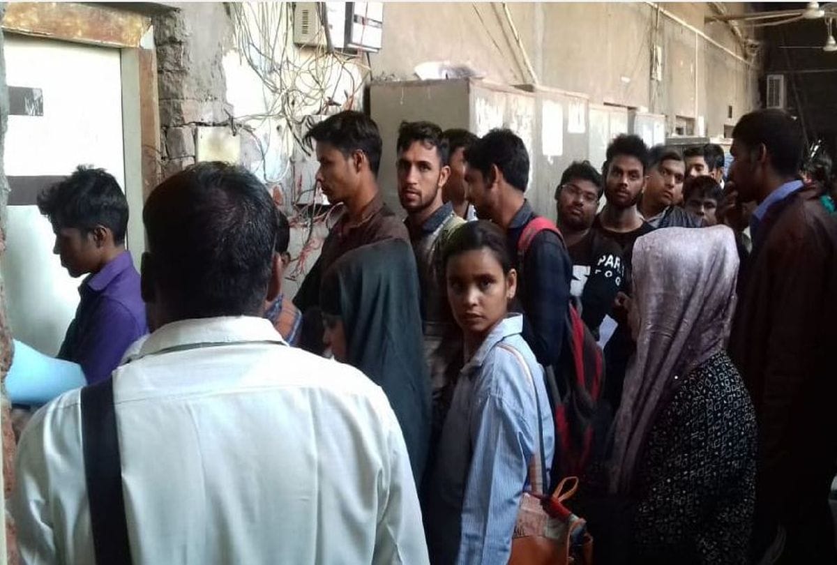 विश्वविद्यालय का भीड़ मैनेजमेंट फेल, घंटों लाइन में खड़े रहे छात्र