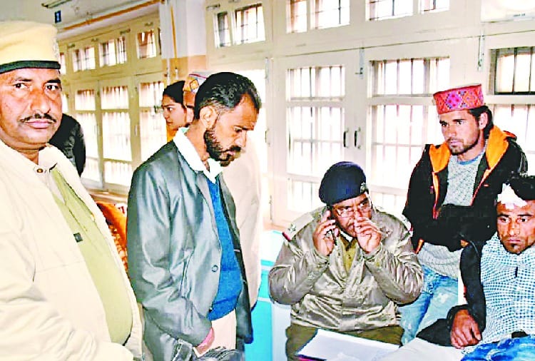 जिंदौड़ में कार गिरी, चार लोग घायल