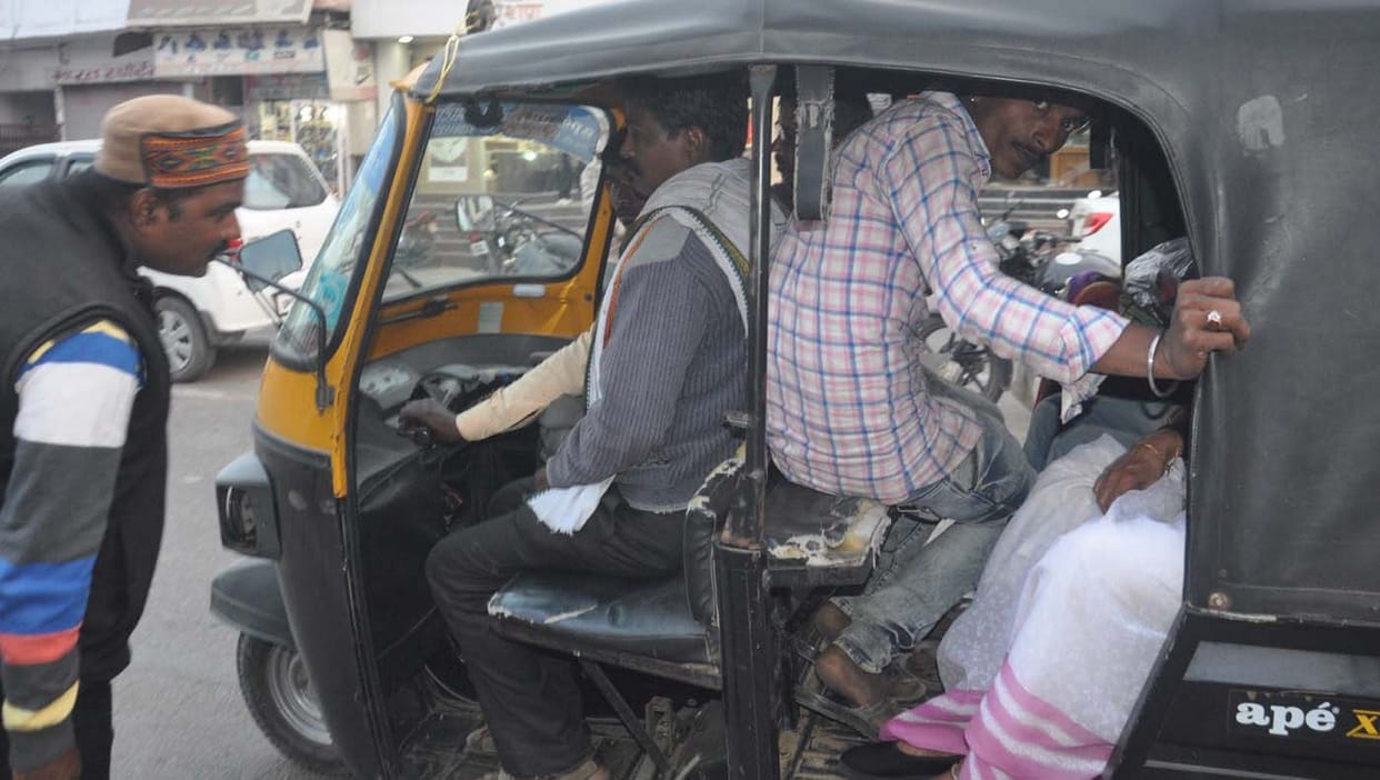 ऑटो चालकों की मनमानी, नियम को ताक पर रख ढो रहे सवारी