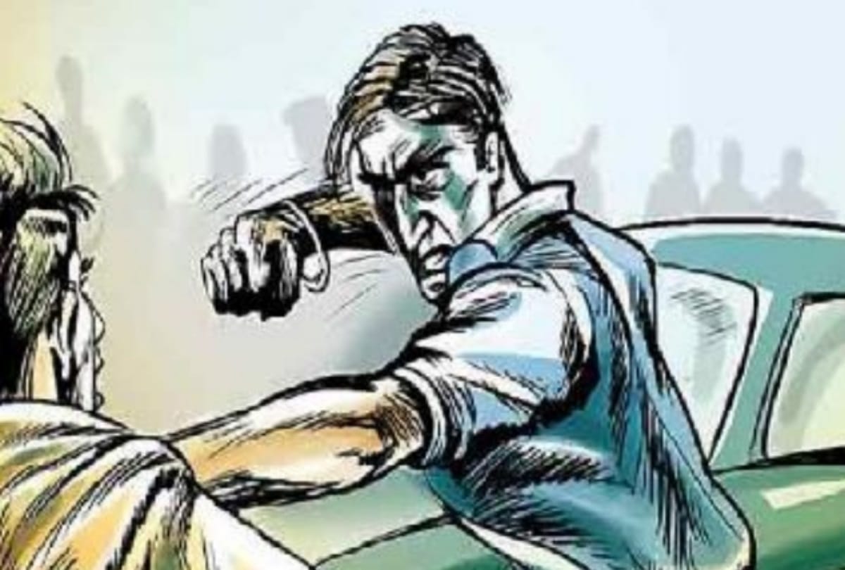 साइड मिरर टकराने पर - पहले पीटा और फिर साथियों समेत काफी देर तक मुर्गा बना कर रखा