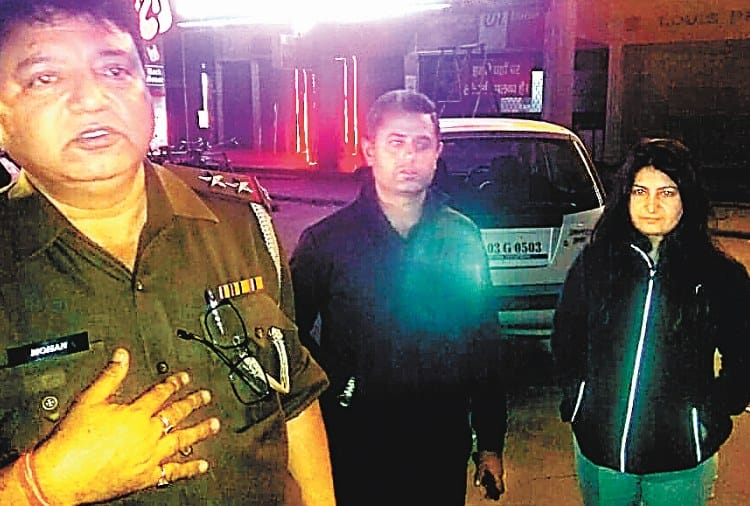 scoundrel beaten by lady advocate in panchkula, attempt to rob car on gun point