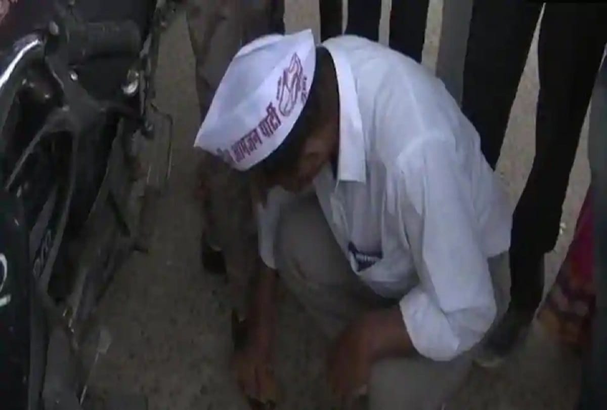 Candidate polishing shoes to Attract voters Madhya Pradesh election 2018