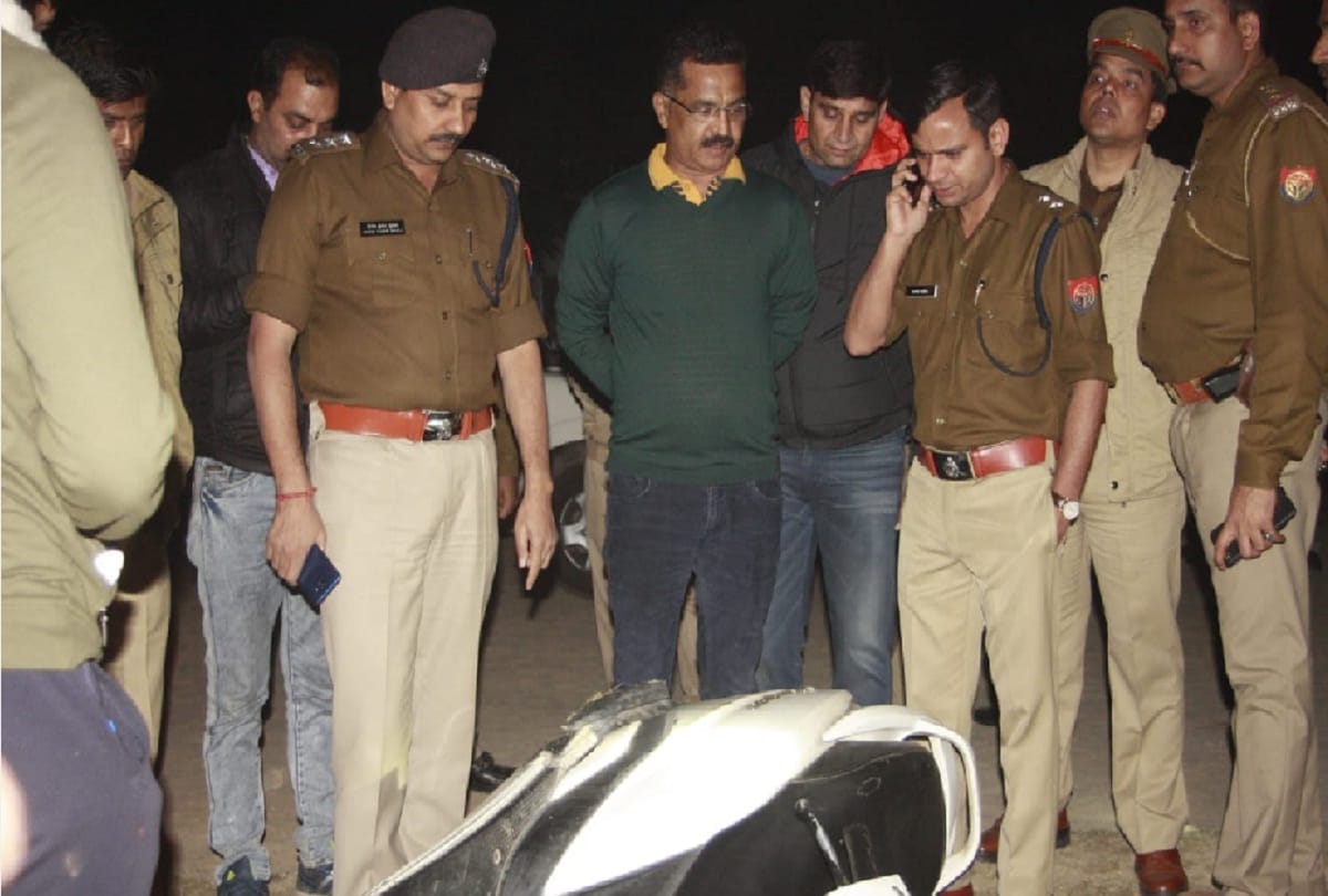 up police fire bullets on foot of two robbers in noida