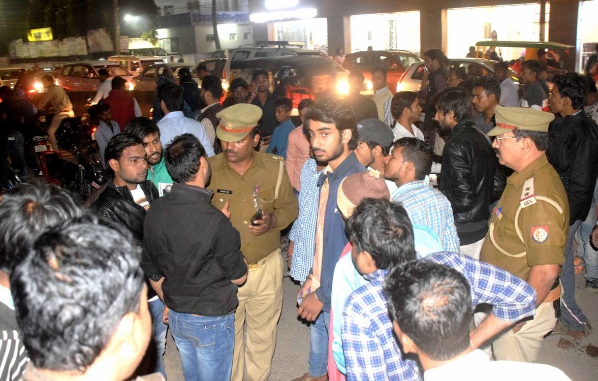 heavy fight and stone attack at varanasi in mahmoorganj