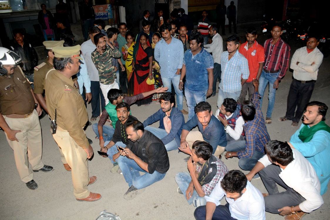 heavy fight and stone attack at varanasi in mahmoorganj